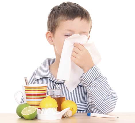 Простуда является заболеванием, при котором чаще дети болеют в осеннее и весеннее время, когда характерны температурные перепады. Осень опасна еще и частыми контактами между детьми, так как начинается учебный год. 
