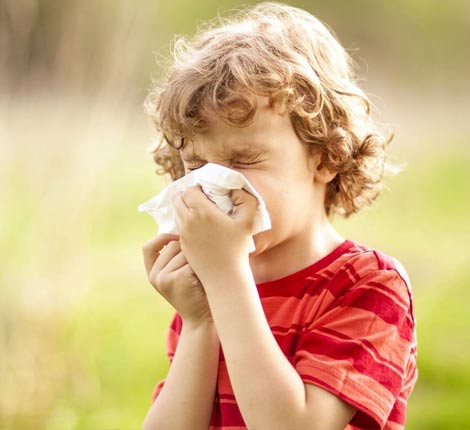 Дене температурасының көтерілуі. Бұл кәдімгі тұмауды көрсетеді. Аллергия кезінде балалардың температурасы көтерілмейді, яғни 37°С-тан аспайды