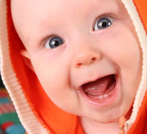В период, когда активно режутся зубы у ребенка, иммунная система ослабевает. Поэтому в это время малыш нуждается в дополнительной защите, родителям нужно уменьшить вероятность попадания в организм вирусов, грибков и бактерий.
